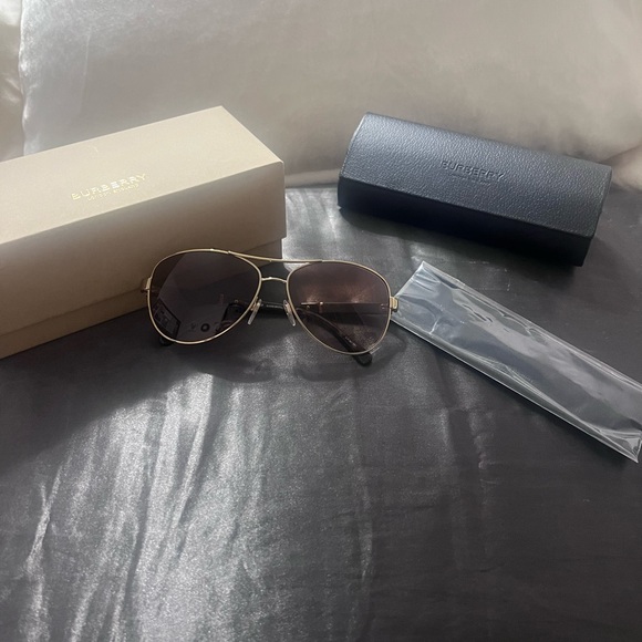 Brand New Burberry aviator sunglasses - Picture 1 of 5